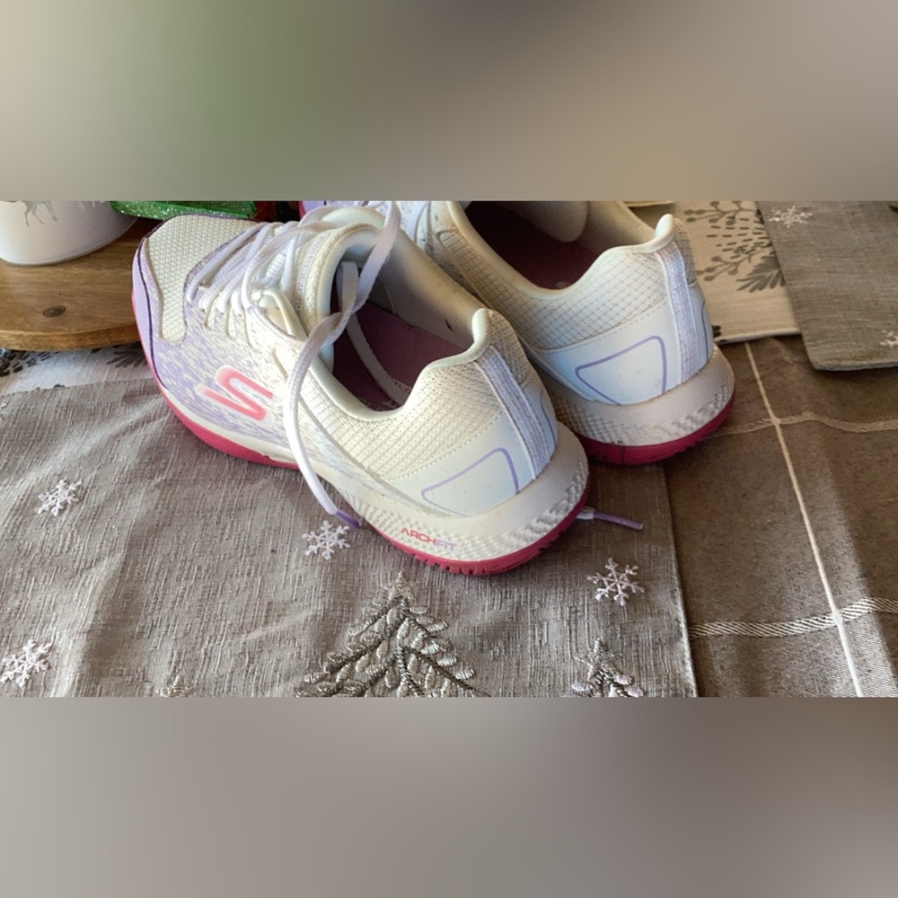 Skechers women’s arch fit pickleball court shoes, size 8.5 hardly worn. - Picture 2 of 3